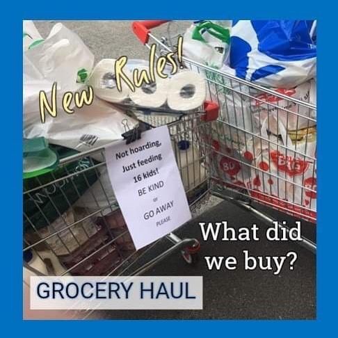 ibu belanja di supermarket