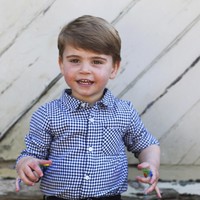 Dengan kemeja biru motif kotak yang sederhana, Pangeran Louis beraksi di depan kamera dengan ekspresi wajah yang menggemaskan. Pangeran Louis berada di urutan kelima pewaris takhta Kerajaan Inggris. (Foto: AP/The Duchess of Cambridge)