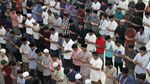 Salat Tarawih Pertama di Aceh Tanpa Pyshical Distancing