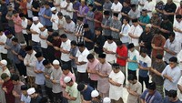 Sayangnya, di negeri Serambi Mekah ini pelaksanaan tarawih tetap digelar tanpa adanya physical distancing dan tanpa pengawasan atau tindakan tegas dari aparat penengak hukum daerah setempat.