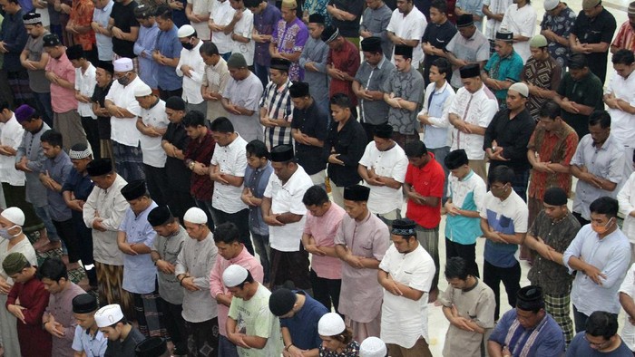 Umat Islam melaksanakan Shalat Tarawih di Masjid Agung Baitul Makmur, Meulaboh, Aceh Barat, Aceh, Kamis (23/4/2020). ANTARA FOTO/Syifa Yulinnas.