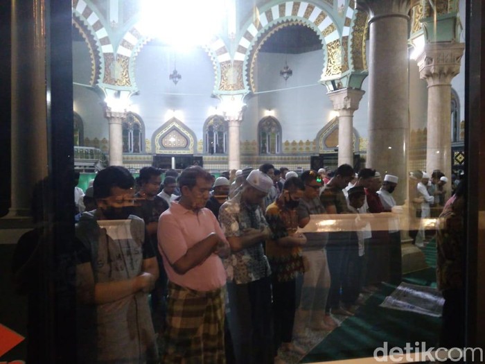 Salat Tarawih di Masjid Raya Al Mashun Medan (Haris Fadhil/detikcom)