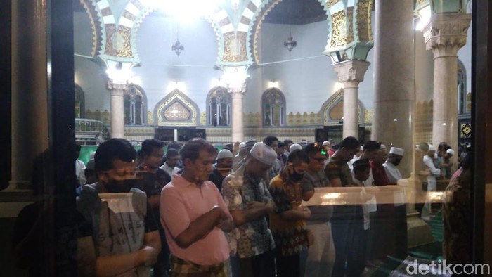 Salat Tarawih di Masjid Raya Al Mashun Medan (Haris Fadhil/detikcom)