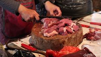 Di pasar tersebut daging ayam dijual dengan harga Rp 30 ribu/kg. Sementara daging sapi dijual dengan harga Rp 125/kg.