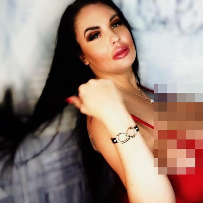 Wanita dengan penampilan yang tidak natural itu adalah Foxy Menagerie Verre. Wanita yang mengaku sebagai mantan model itu punya ukuran dada ZZ.  Foto: Instagram