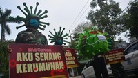 Tak hanya di Mojokerto, sejumlah anggota TNI dan Polri di kawasan Kabupaten Jombang, Jawa Timur, juga turut mengenakan helm menyerupai bentuk virus Corona serta mengenakan kostum berbentuk virus COrona saat melakukan sosialisasi penggunaan masker di Jalan KH Wahid Hasyim, Kabupaten Jombang, Jawa Timur, pada Jumat (17/4/2020) pekan lalu. ANTARA FOTO/Syaiful Arif.