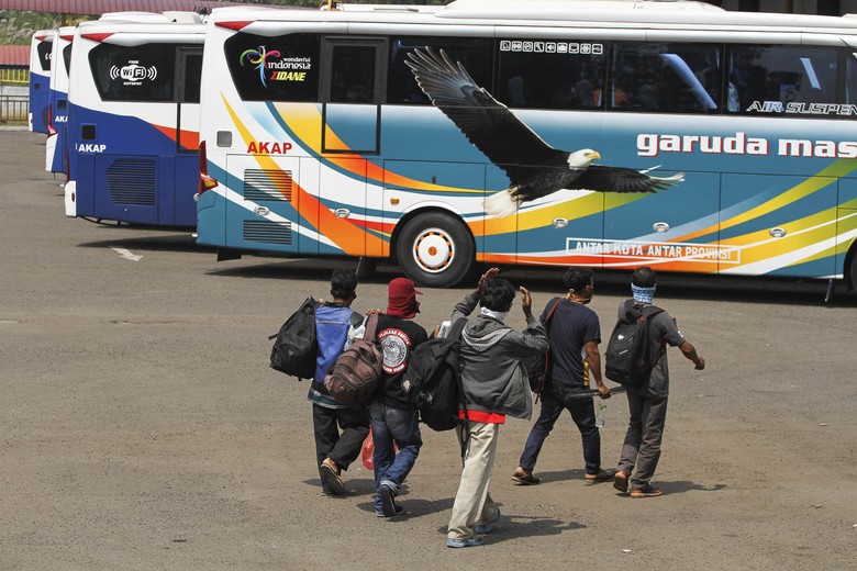 PENUMPANG BEPERGIAN JELANG LARANGAN MUDIK Sejumlah calon penumpang bersiap naik bus di area Terminal Jatijajar, Depok, Jawa Barat, Kamis (23/4/2020). Pemerintah memutuskan kebijakan larangan mudik Lebaran 2020 bagi masyarakat mulai berlaku Jumat (24/4) guna memutus mata rantai penyebaran COVID-19. ANTARA FOTO/Asprilla Dwi Adha/aww.