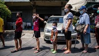 Sumbangan makan gratis tersebut dilakukan oleh Yayasan Poh Tek Tung kepada masyarakat miskin di seluruh Bangkok selama masa lockdown.