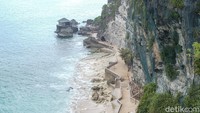Tebing yang menjorok ke pantai membuat pemandangan semakin indah.