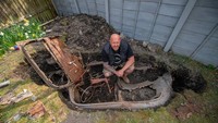 Brayshaw baru saja tinggal selama 6 bulan di rumah barunya itu. Dia ingin memodifikasi halaman rumahnya menjadi kebun, namun saat sekopnya masuk ke dalam tanah malah menghantam besi. Foto: Autoevolution