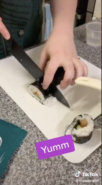 Kereta sushi dari LEGO
