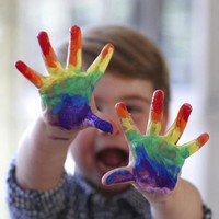 Foto juga menampilkan keseruan Pangeran Louis membuat prakarya. Tampak telapak tangannya berlumuran cat air berwarna pelangi. (Foto: AP/The Duchess of Cambridge)