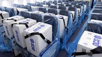 Bangku-bangku yang biasanya untuk penumpang kini digunkan untuk meletakkan boks-boks bersisi peralatan medis. Nippon Airways via AP.