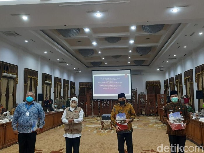 Gubernur Jatim Khofifah Indar Parawansa menetapkan PSBB Surabaya Raya mulai Selasa (28/4) hingga Senin (11/5). PSBB akan berlaku selama 14 hari.