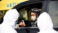 Seorang pelanggan melakukan rapid test dengan cara drive thru di kawasan Jakarta, Kamis (23/4). Foto: dok. Siloam Hospitals