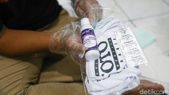 PFIJ Bagikan Paket Penunjang Liputan Untuk Anggotanya Anggota Pewarta Foto Indonesia Jakarta (PFIJ) menunjukkan paket penunjang liputan di Jakarta, Rabu (22/4/2020).
