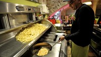 Buat kamu yang suka makan fastfood, agaknya wajib mampir ke Frietmuseum di Brugge, Belgia. Ya, museum yang satu ini menjelaskan tentang riwayat kentang dan kentang goreng termasuk bumbunya. Kebayang gak enaknya gimana? (frietmuseum.be)