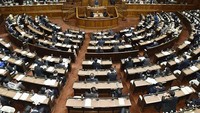 Rapat anggota parlemen Jepang yang membahas pandemi Corona dihadiri kurang dari separuh anggotanya di Tokyo (14/4/2020). Minimnya jumlah anggota yang hadir karena aturan social distancing. Photo by Kyodo News via Getty Images.