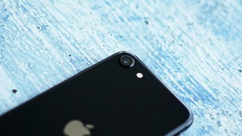 Bagian belakang terdapat kamera dengan ukuran 12 MP. Foto: Sina Mobile