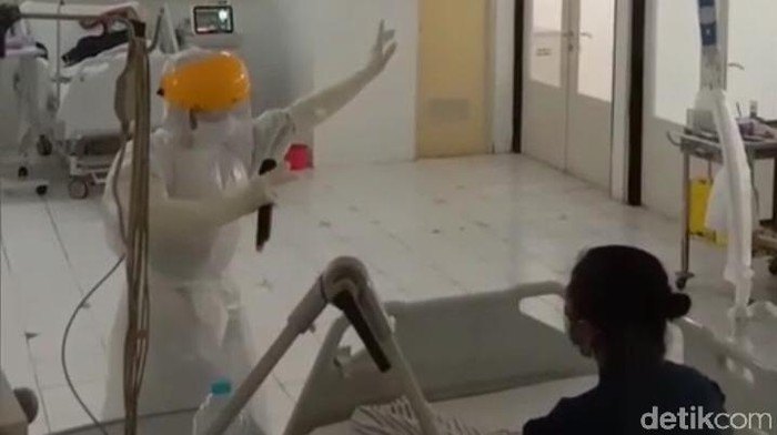 RSUD Blambangan Banyuwangi membenarkan video perawat mengajak PDP Corona karaoke lagu india yang viral. Ternyata, lagu india tersebut merupakan request dari pasien.