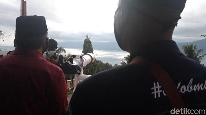 Pemantauan hilal awal Ramadhan di Ambon (Muslimin Abbas/detikcom)