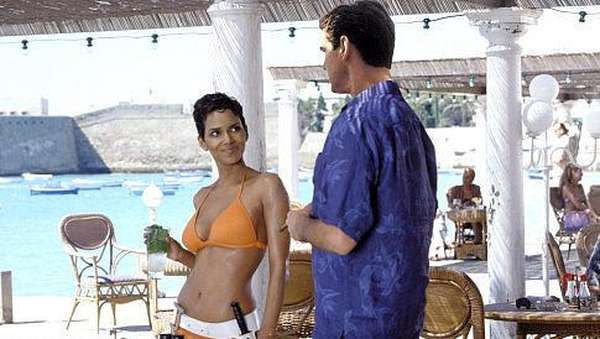 Halle Berry Hampir Mati Tersedak, James Bond Keluarkan Gerakan Heimlich Halle Berry Hampir Mati Tersedak, James Bond Keluarkan Gerakan Heimlich