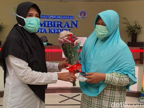 Pemberian bunga untuk pasien
