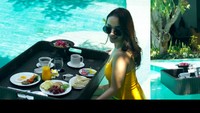 Kalau ini momen seru Zaskia menikmati floating breakfast di Bali. Ia kelihatan menawan dengan baju renang berwarna kuning. Foto: Instagram