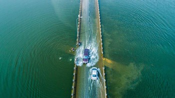 Sebuah jalan membanjiri Nam Phuong Tien, sebuah perbatasan di dekat Hanoi, Vietnam. Foto diambil di tengah banjir bersejarah pada tahun 2018, yang mengisolasi perbatasan ini selama lebih dari tiga minggu. Bored Panda/Agora Images/trantuanviet