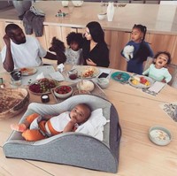 Kim Kardashian cukup kesulitan membuat anak-anak terhibur selama belajar di rumah. Ibu empat anak ini pun minta bantuan netizen untuk memberikan tips. Apa yang kalian lakukan untuk membuat anak-anak tetap terhibur??? Sebagai sebuah keluarga kami social distancing tapi perlu beberapa ide menarik untuk dilakukan! Saran apapun akan membantu! tulisnya di Instagram. Foto: Instagram