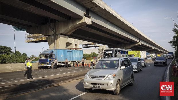 Polisi Cegat Pemudik menuju Cikampek di Cikarang Barat