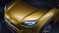 Sementara dapur pacunya, mobil ini punya dua pilihan mesin, yakni bensin dan hybrid. Sayang belum disebutkan berapa torsi dan tenaga yang dimuntahkan dari mobil ini.Untuk pilihan mesin bensin dicangkok 1.5-liter Dynamic Force Engine, tiga silinder dengan pilihan transmisi CVT atau 6 manual percepatan, dan satu pilihan penggerak roda depan. Sementara pilihan hybrid, Yaris Cross mengusung mesin yang sama dengan Toyota Hybrid System II. Namun tersedia dua pilihan yakni penggerak roda depan, atau four wheel drive system. Foto: Toyota