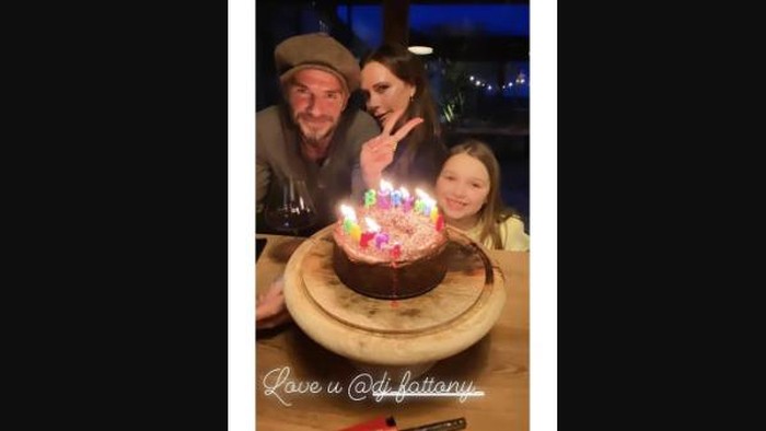 Kue unik seleb Hollywood yang ultah saat pandemi COVID-19