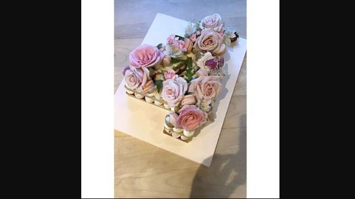 Kue unik seleb Hollywood yang ultah saat pandemi COVID-19