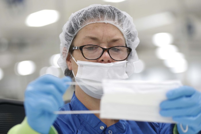 Toyota dan General Motors Mulai Produksi Alat Medis di AS Toyota dan General Motors memproduksi alat-alat medis untuk memenuhi kebutuhan warga Amerika di tengah wabah Corona. Mereka mengoperasikan pabrik yang sempat tutup.