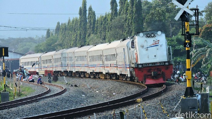 Kereta api melintasi wilayah Daop 5 Purwokerto.