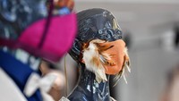 Schinke membuat kreasi masker wajah yang unik agar orang-orang bisa tetap bergaya di tengah pandemi COVID-19.