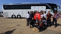 Beberapa hari lalu sekitar 349 warga Turki telah dibawa kembali dari Kanada. Warga yang baru tiba harus menjalani pemeriksaan kesehatan rutin yang dikoordinasikan oleh Otoritas Manajemen Bencana dan Darurat Turki (AFAD), langsung dibawa ke kota barat laut Kirklareli untuk dikarantina. Murtadha Al-Sudani/Anadolu Agency via Getty Images.