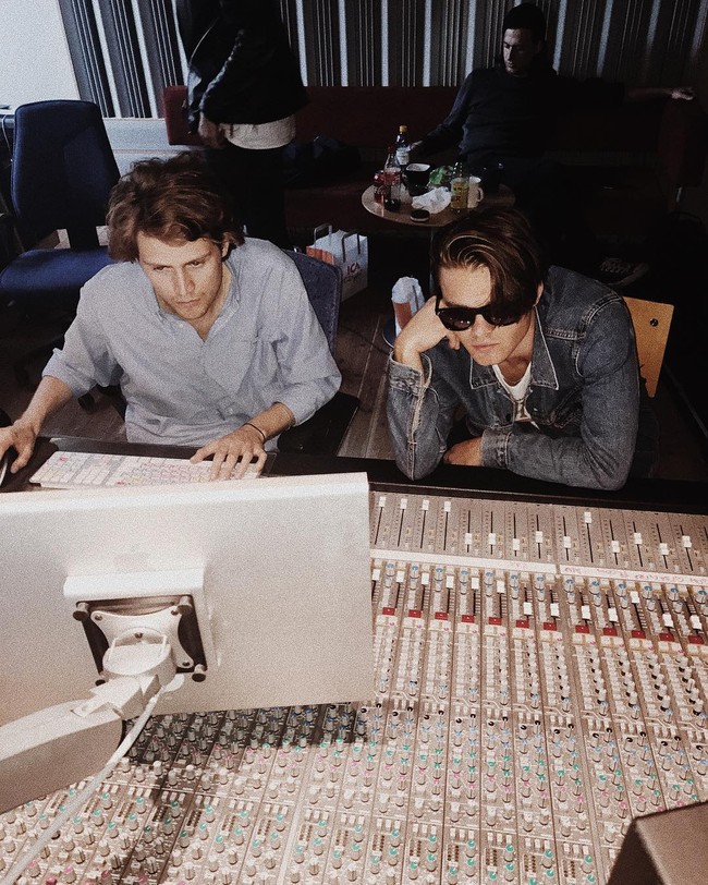 Di luar pekerjaannya sebagai bartender, Konrad juga seorang musisi. Sesekali ia menjadi model. (Foto: Instagram/@konradannerud)