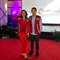 Bukan hanya meneruskan usaha sang ayah, Fitria Yusuf juga mengikuti jejak ayahnya dalam hal aksi sosial. Seperti yang baru-baru ini dilakukannya di mana dia dan ayahnnya menggelar program sembako murah untuk membantu mereka yang terkena dampak krisis ekonomi akibat Corona.  Foto: Instagram @fitriayusuf_official