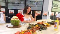 Zaskia semangat hendak menyantap seafood ala Louisiana di depannya. Makin mantap makannya langsung pakai tangan! Foto: Instagram