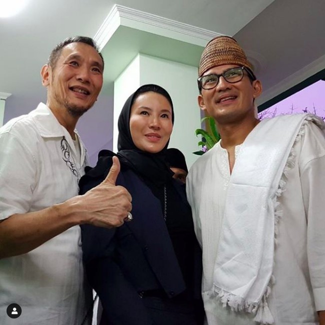 Alasan Fitria Yusuf masuk Islam ini diungkap oleh Jusuf Hamka di akun Instagramnya. Saya ingin masuk Islam karena mendapatkan hidayah dan melihat aya saya H. Muhammad Jusuf Hamka, dari kesehariannya beliau paling utama, begitu kata Fitria dalam cuplikan video yang diunggah Jusuf. Foto: Instagram @fitriayusuf_official