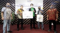 1.000 masker batik juga diberikan untuk pengemudi Grab. Foto: Istimewa.