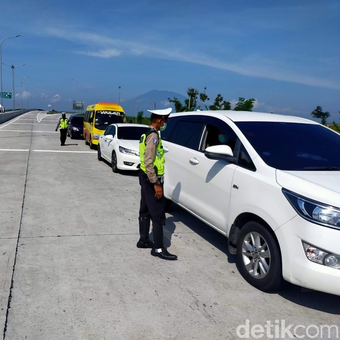 Ketegangan sempat terjadi di exit Tol Ngawi, saat pemudik dipaksa putar balik. Dengan wajah cemberut, seorang pemudik asal Jakarta mengomel ke petugas.