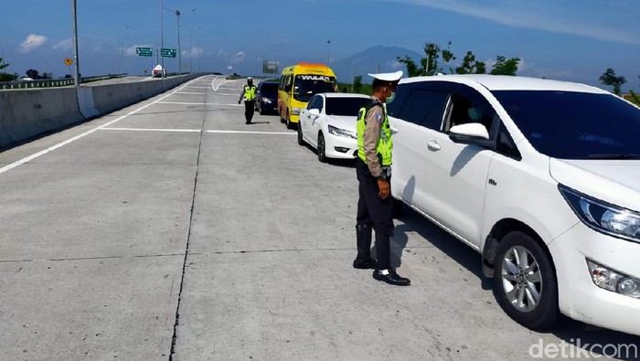 Ketegangan sempat terjadi di exit Tol Ngawi, saat pemudik dipaksa putar balik. Dengan wajah cemberut, seorang pemudik asal Jakarta mengomel ke petugas.