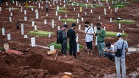 Keluarga korban virus Corona melakukan ziarah kubur di tengah pandemi Corona. Hal ini dilakukan oleh keluarga dalam rangka tradisi menyambut bulan suci Ramadhan.