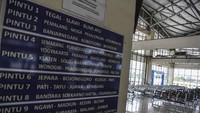 Suasana sepi sudah terlihat baik di depan dan di area keberangkatan antar kota Terminal Pulo Gebang, Jakarta Timur.