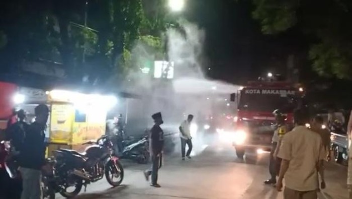 Hari Pertama PSBB di Makassar, Warga yang Masih Nongkrong Disemprot Air
