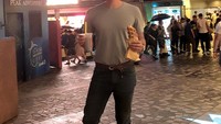 Meski punya jadwal yang padat Rain selalu menyempatkan waktu untuk jalan-jalan sambil kulineran. Kali ini ia terlihat meminum bubble tea dengan egg waffle. Foto: Instagram @rain_oppa