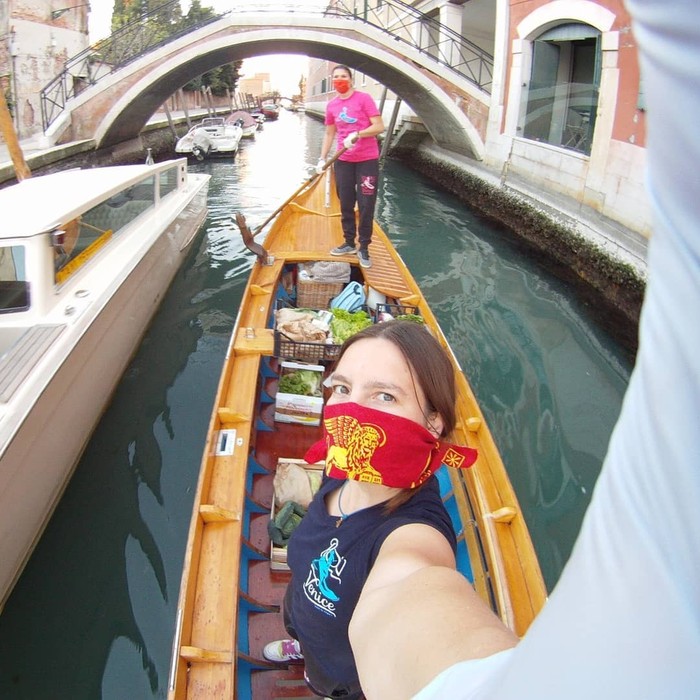 antarkan makanan di venesia